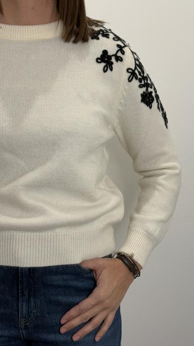 Maglione ricamato spalla