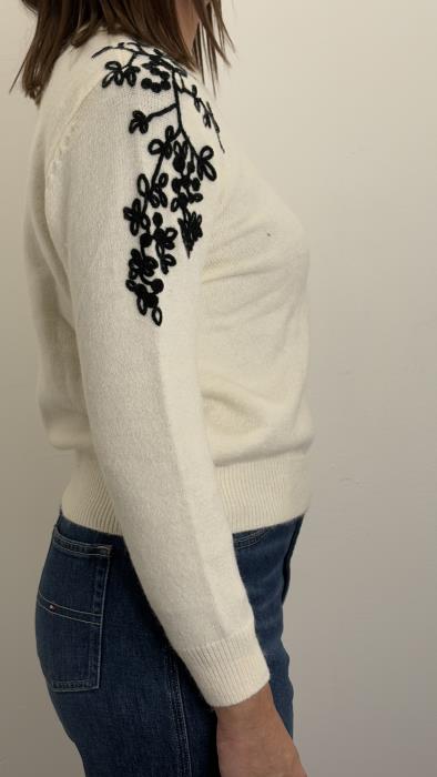 Maglione ricamato spalla