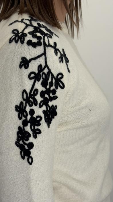 Maglione ricamato spalla