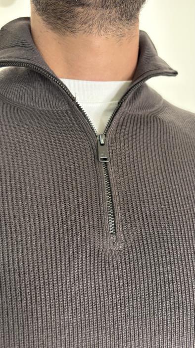 Maglia con collo zip a imbuto