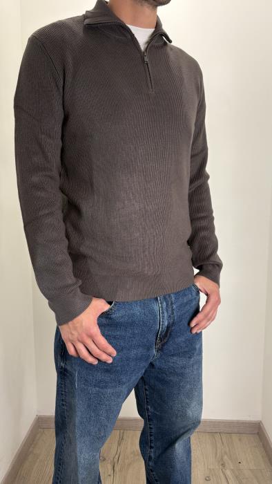 Maglia con collo zip a imbuto