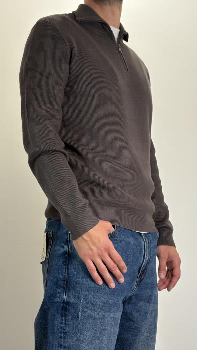 Maglia con collo zip a imbuto