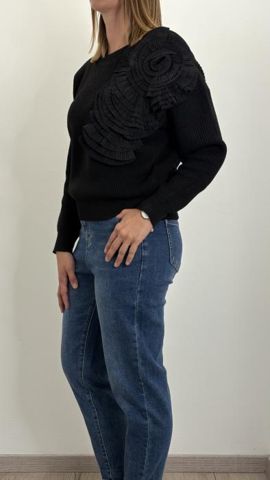 Maglione con rosa applicata