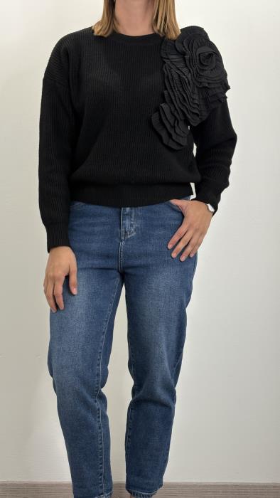 Maglione con rosa applicata