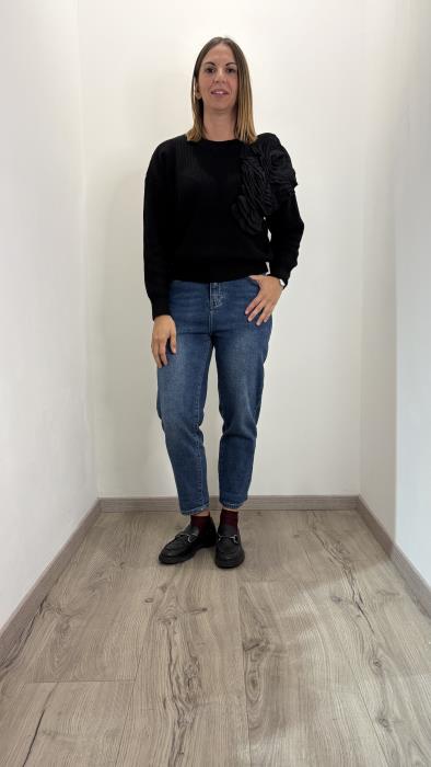 Maglione con rosa applicata