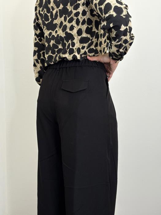 Pantaloni neri a gamba larga con taschino