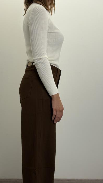 Maglia a costine con scollo cut-out