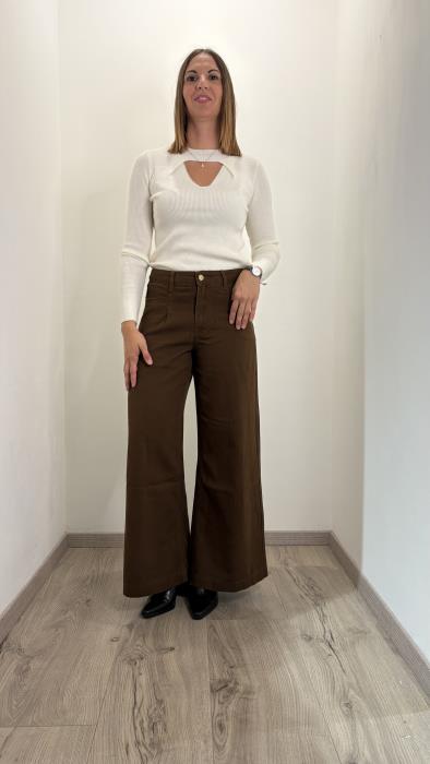 Maglia a costine con scollo cut-out