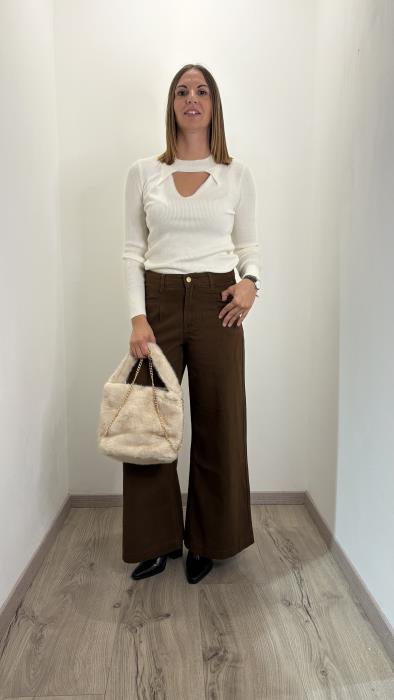 Maglia a costine con scollo cut-out