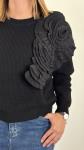 Maglione con rosa applicata