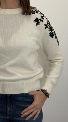 Maglione ricamato spalla